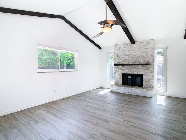 Building Photo - Stunning Rental Pool House in South St. Pe...