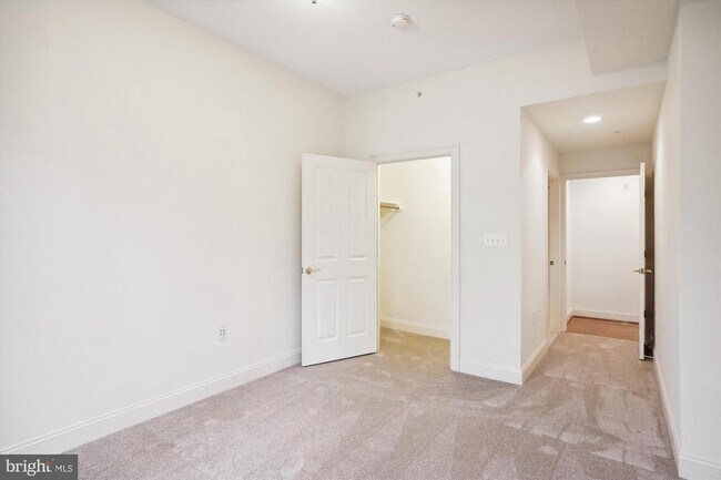Building Photo - 10401 Strathmore Park Ct
