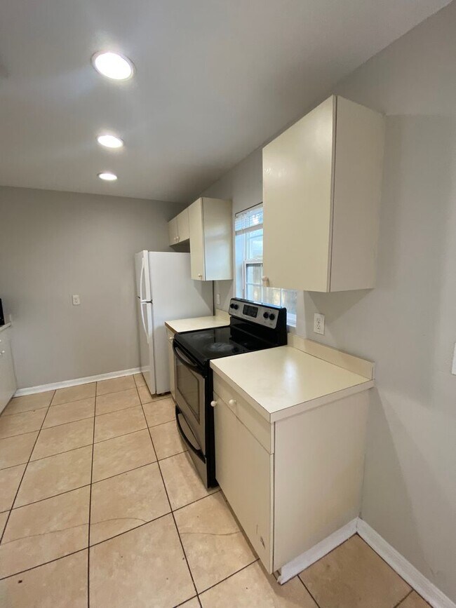 Building Photo - Spacious 2 bedroom, 2 bath duplex located ...