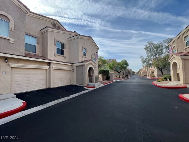 Building Photo - 10550 W Alexander Rd