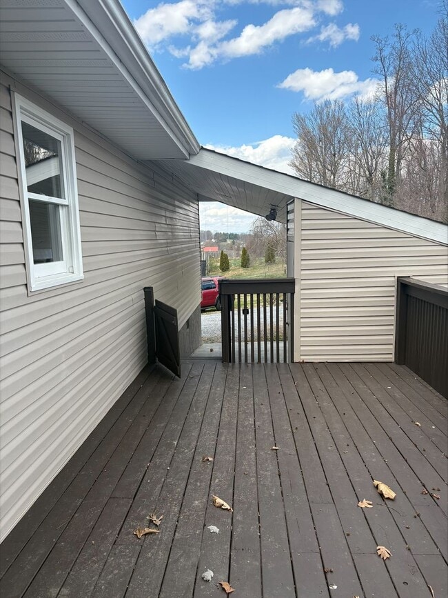 Building Photo - 3 Bedroom 2 Bath in Gray