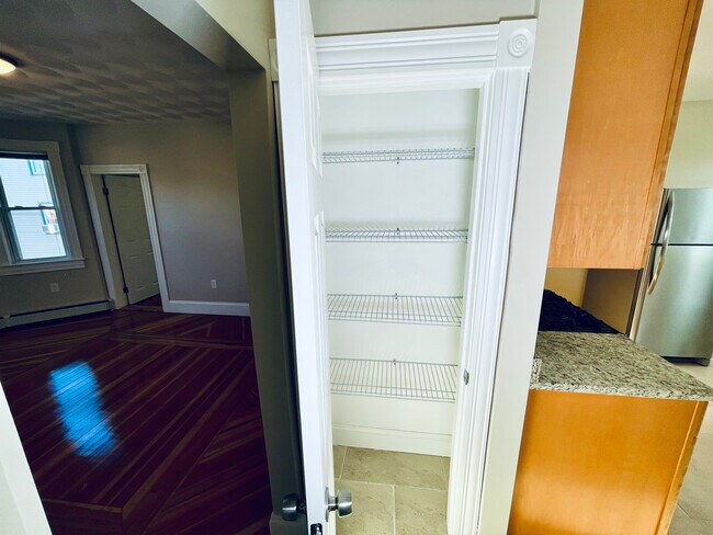 Building Photo - 18 Messenger St