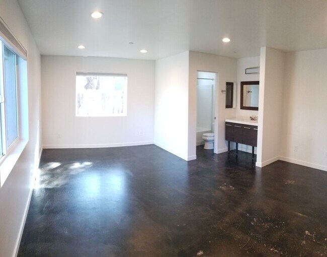 Building Photo - 5 bed 6 bath across street from Cal Poly c...