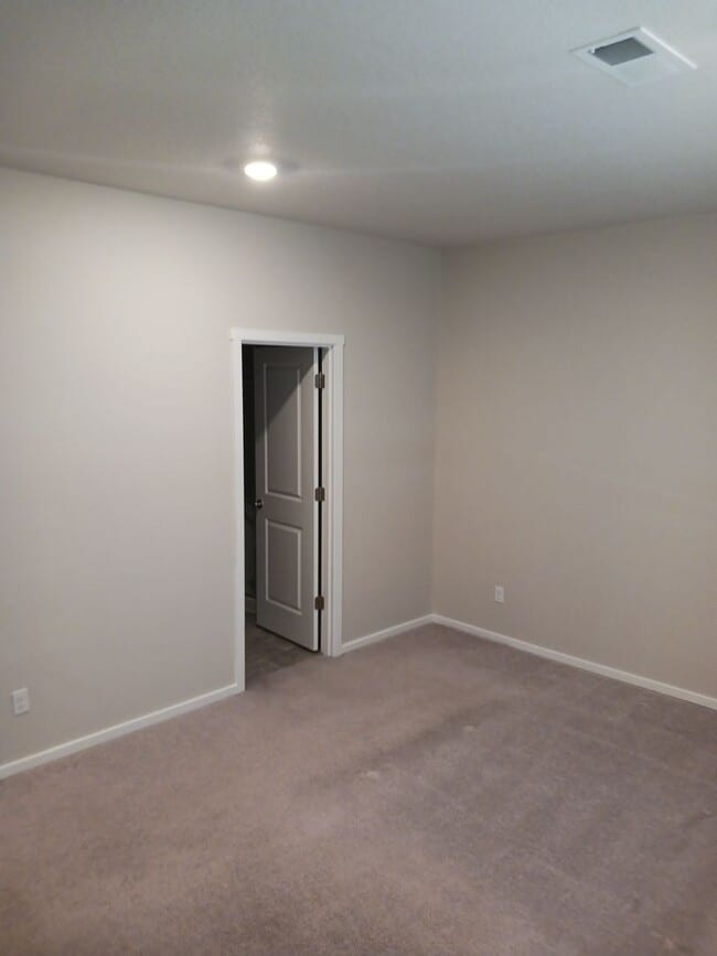 Building Photo - $500 OFF 1st months rent! Beautiful 2-Bedroom Home located in Redmond Oregon.