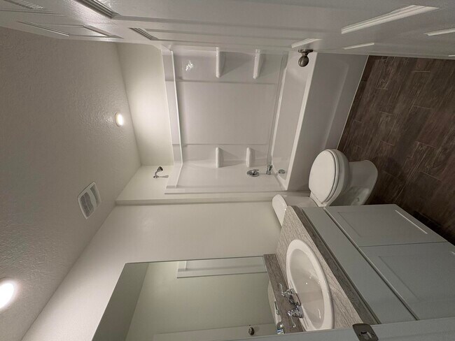 Building Photo - 295 SE Cres St