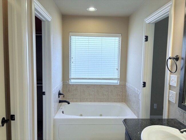 Building Photo - Large four bedroom home in Edmond