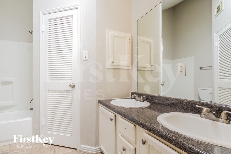 Building Photo - 6426 New World Dr