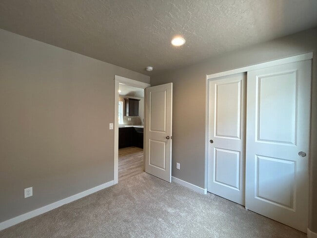 Building Photo - 3 Bedroom / 2 Bathroom Home in NW Redmond