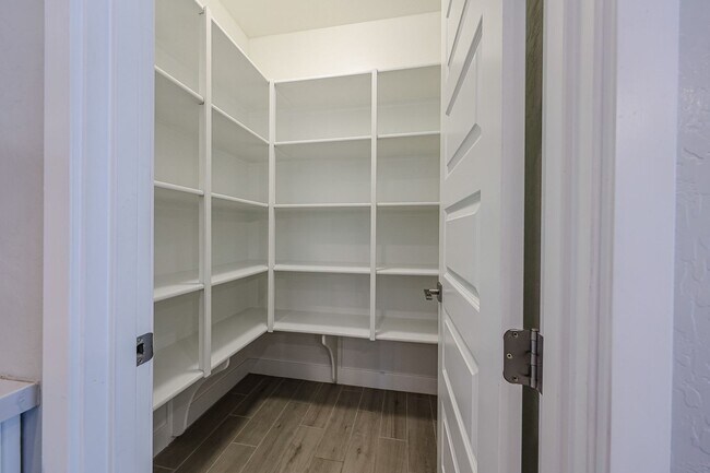Building Photo - Move In Ready!stunning 3 bedroom, 2.5 bathroom home located in Phoenix!