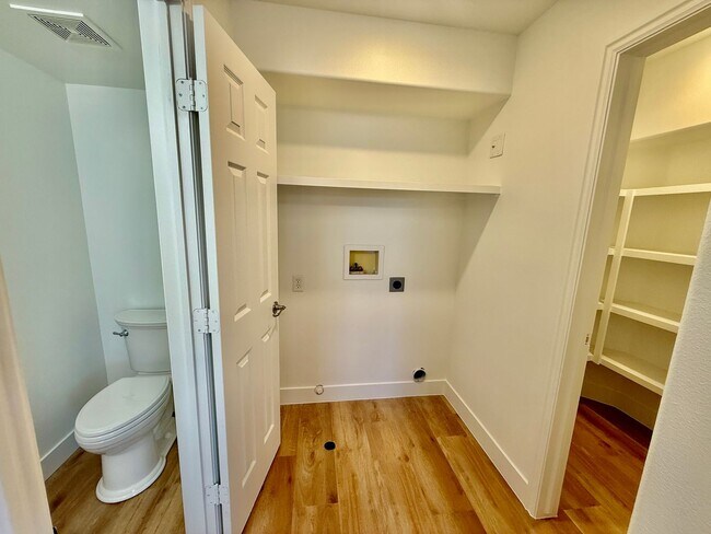 Building Photo - Remodeled 3-BR Lexington Townhome - End Unit