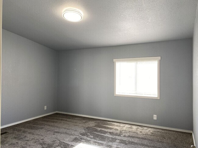 Building Photo - Freshly Updated in Dallesport