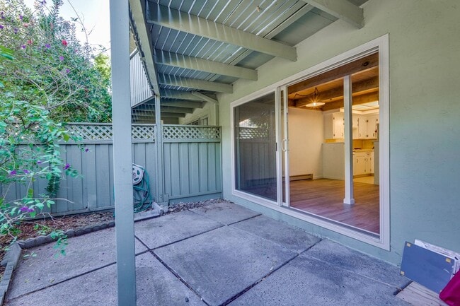 Building Photo - 2 Bedroom 1 Bath Two Story Townhome