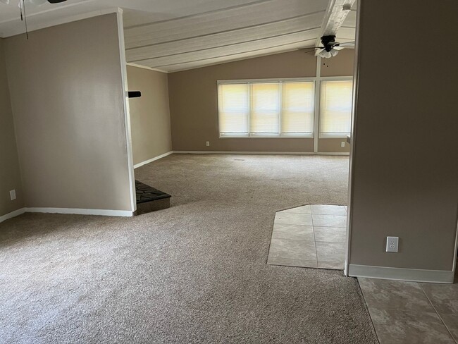 Building Photo - 2 bedroom 2 bath house