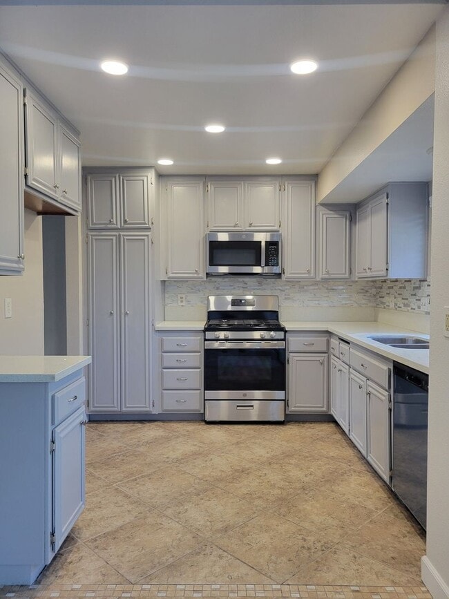 Building Photo - Home in a Quiet Neighborhood in Moreno Valley