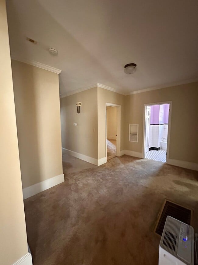 Building Photo - 3 Bed 2 Bath Brick Home with Fenced in Backyard and Additional Living Space