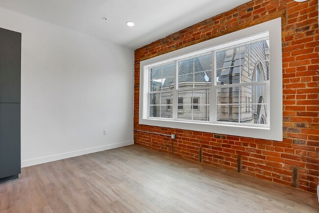 Building Photo - 593 E Broad St