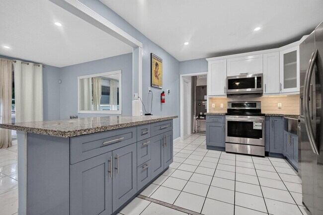 Building Photo - 2707 Bahama Dr