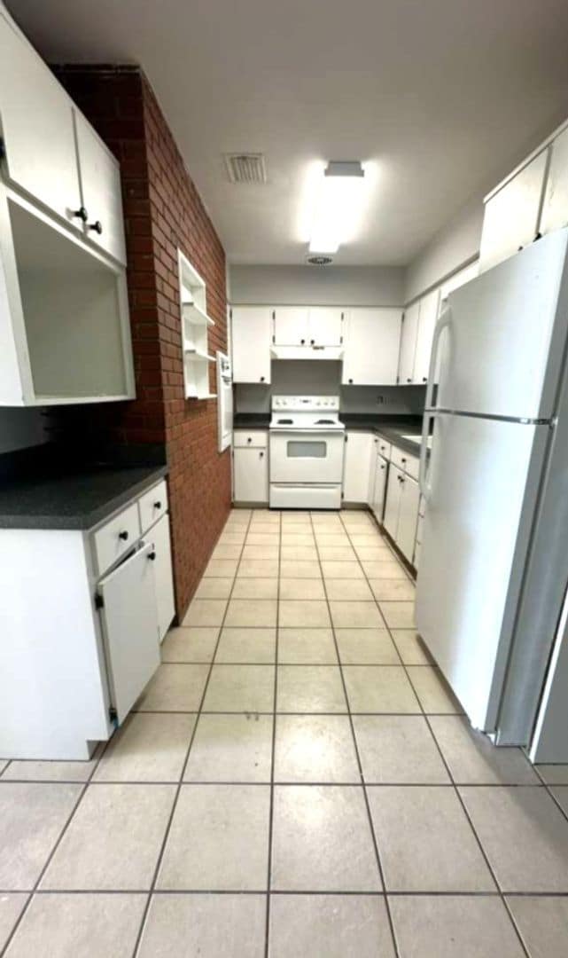 Building Photo - Charming 2 Bedroom Home with Fenced Yard & Screened Patio – Prime Location!