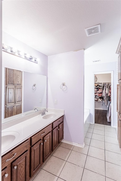 Building Photo - 2048 Lake Trail Dr