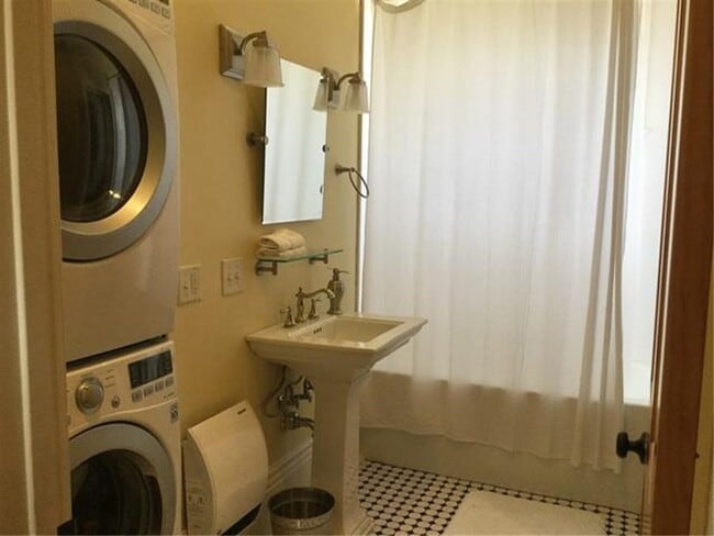 Building Photo - STRAIGHTndp7709