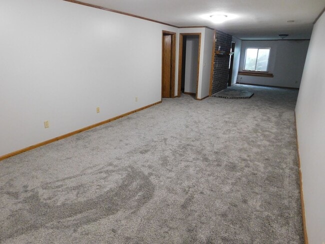 Building Photo - Stunning 5 Bedroom 3 Bathroom home!