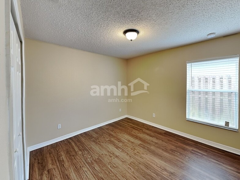 Building Photo - 1110 Bluegrass Dr