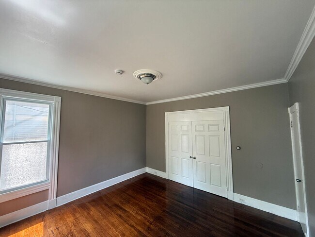 Building Photo - 870 Elm St