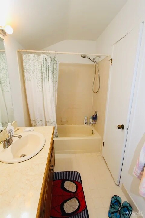 Building Photo - 587 Sayre Dr