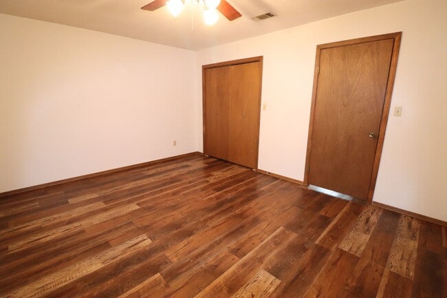 Building Photo - Large home close to Lyon