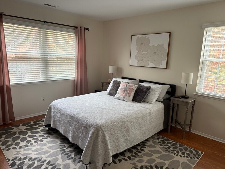 First floor bedroom - 32 Village Walk