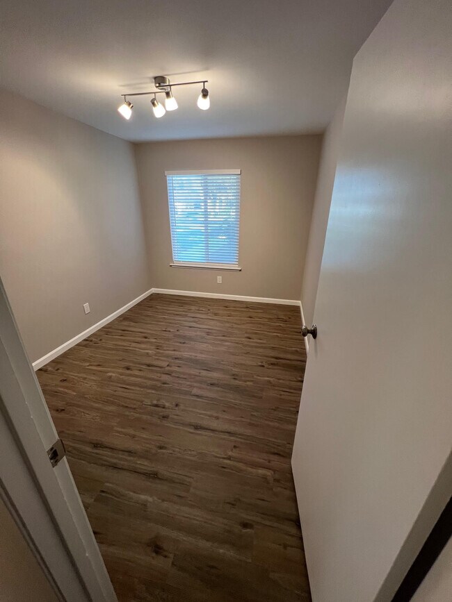 Building Photo - 2700 Monocott Dr