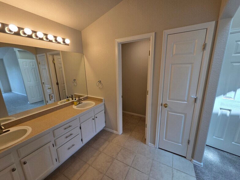 Master Bath - 3918 Leah Hts