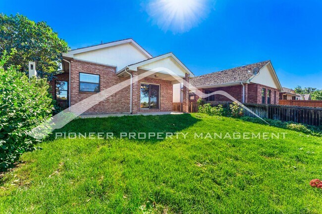 Building Photo - Spacious Home with Central AC and Gas Fireplace