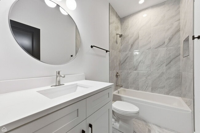 Building Photo - 3902 S Lake Park Ave