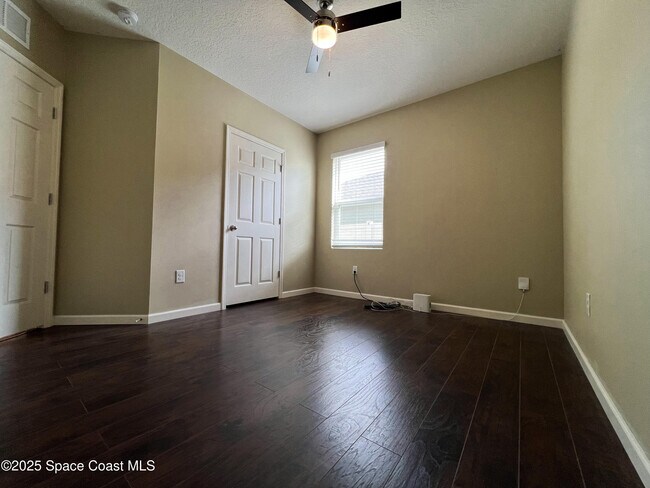 Building Photo - 590 Sorrento Dr