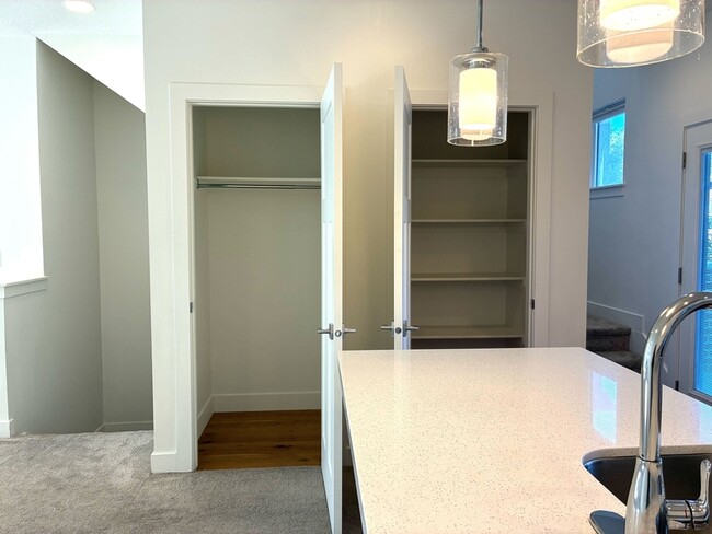 Building Photo - 3883 Komenda Ct