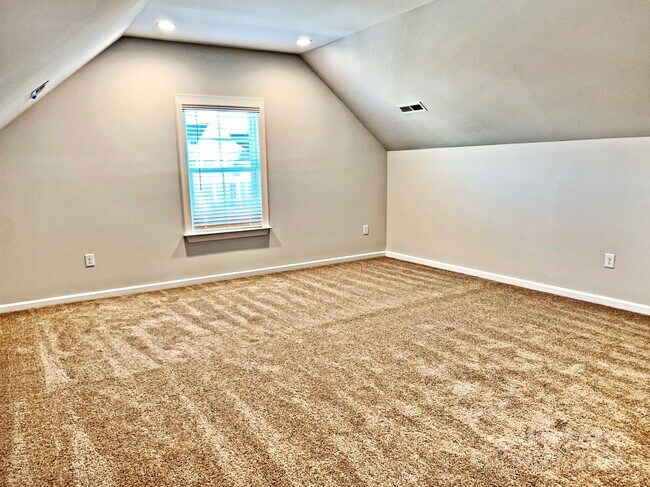 Building Photo - 7011 Kingfisher Way