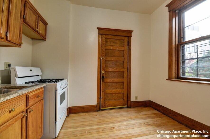 Building Photo - 3914 N Greenview Ave