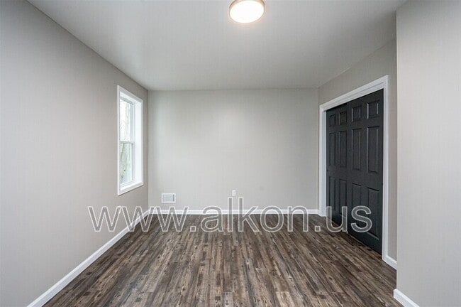 Building Photo - 554 Frayne St