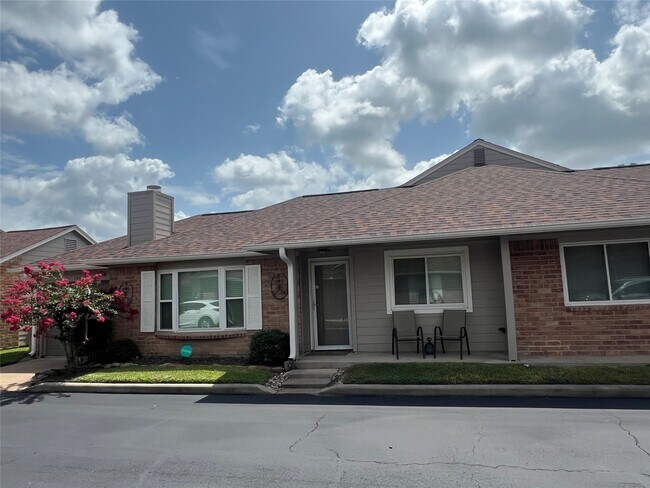 Building Photo - 14020 Schroeder Rd
