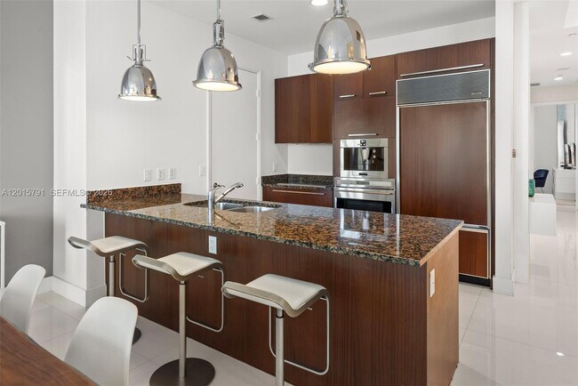 Building Photo - 15901 Collins Ave