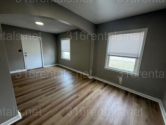 Building Photo - $525 - 1 bedroom / 1 bathroom - duplex