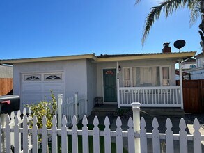 Building Photo - Home minutes from the beach