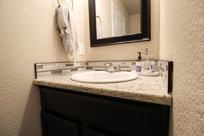 Building Photo - 3 Bedroom, 2.5 Bathroom Townhome. June 2026 Move-In! 2-year lease option!