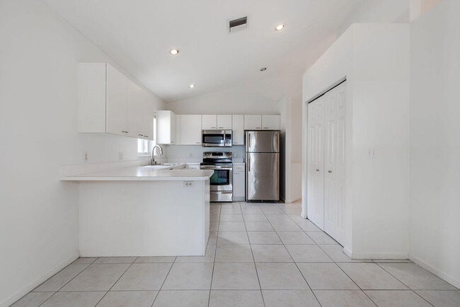 Building Photo - 1975 Oak Berry Cir