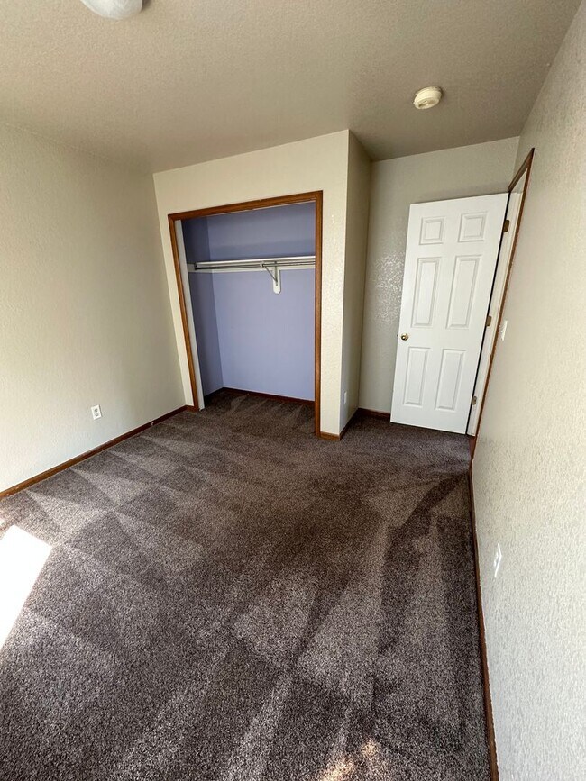 Building Photo - Spacious 5 Bedroom 3 Bath Home