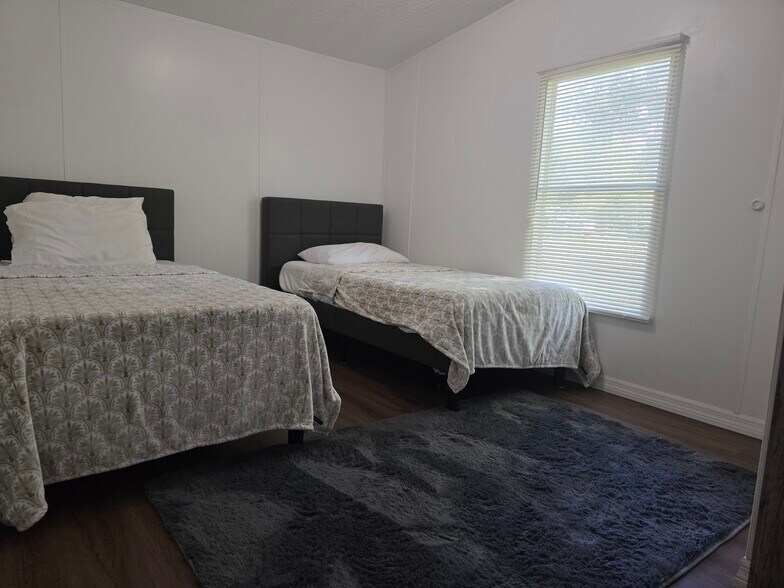 Building Photo - 2160 Milrose Dr