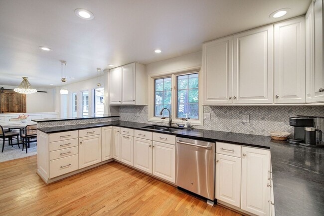 Building Photo - 5bd/2.75ba Mercer Island Home