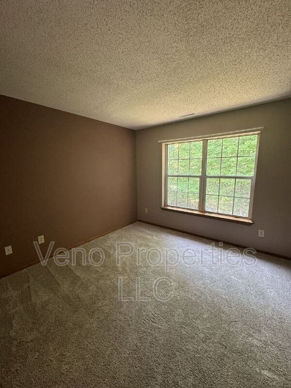 Building Photo - 5213 Forest Point Dr S