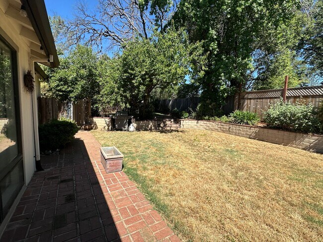 Building Photo - Welcome to your dream rental in Auburn!